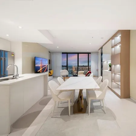 Brisbane's Highest Rated 3 Bedroom Luxury Above The 61st Floor- Incredible Views In Skytower, Brisbane's Tallest Building -complimentary Wifi, Drinks, Snacks & Streaming Access *