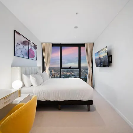 Brisbane's Highest Rated 3 Bedroom Luxury Above The 61st Floor- Incredible Views In Skytower, Brisbane's Tallest Building -complimentary Wifi, Drinks, Snacks & Streaming Access Apartment