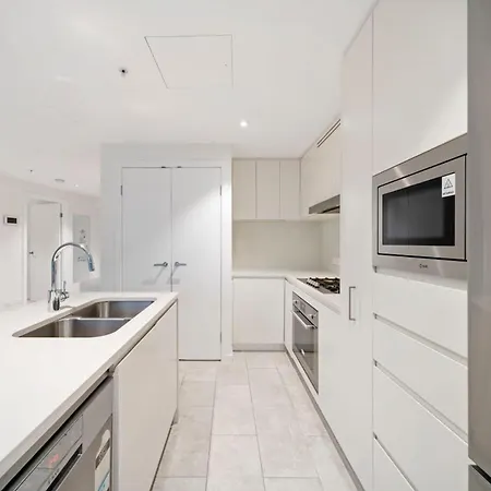 Brisbane's Highest Rated 3 Bedroom Luxury Above The 61st Floor- Incredible Views In Skytower, Brisbane's Tallest Building -complimentary Wifi, Drinks, Snacks & Streaming Access Apartment *