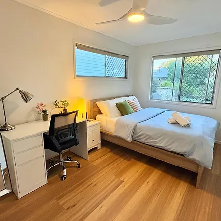 Welcome To Your Leafy Retreat In Graceville 3*