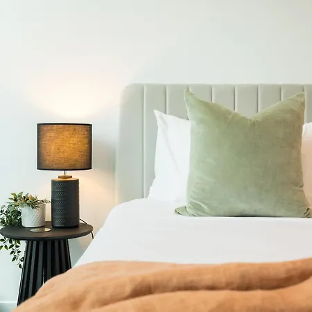 Heart Of Brisbane - Skytower Cbd Getaway - Level 40 Pool & Gym - Walk Everywhere Apartment