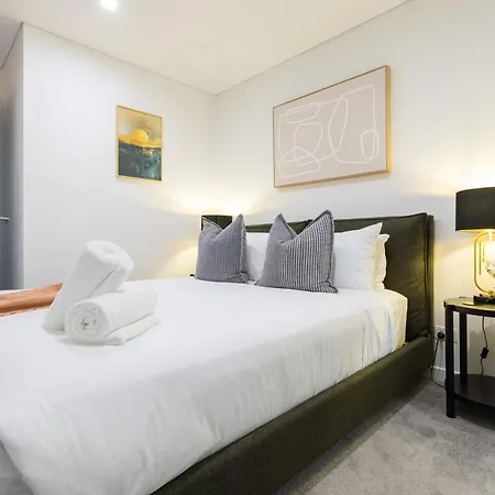 Heart Of Brisbane - Skytower Cbd Getaway - Level 40 Pool & Gym - Walk Everywhere Apartment *