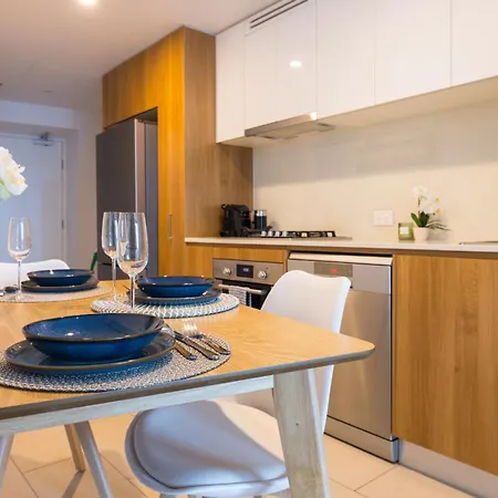 Heart Of Brisbane - Skytower Cbd Getaway - Level 40 Pool & Gym - Walk Everywhere Apartment