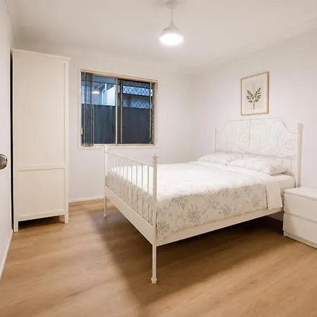 Mt Gravatt Affordable 4 Bedroom Family | Sleep 8 *