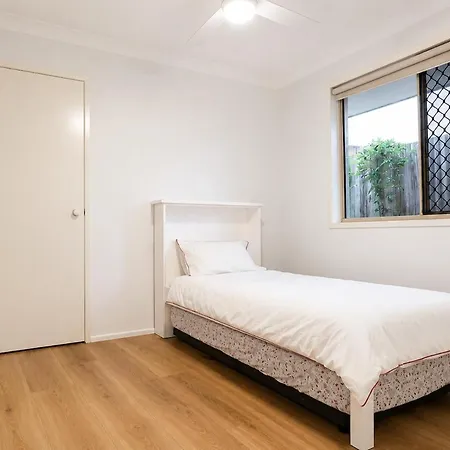 Mt Gravatt Affordable 4 Bedroom Family | Sleep 8 Holiday home *