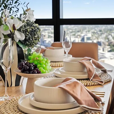 Ryeva With Free Parking, Pool, Sauna, Gym & River Views Brisbane