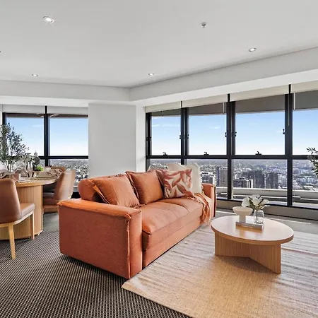 Ryeva With Free Parking, Pool, Sauna, Gym & River Views Apartment