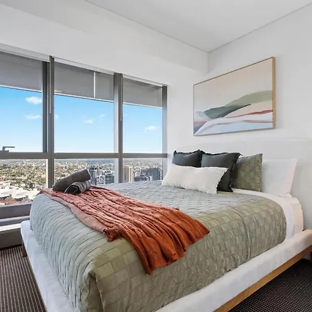 Ryeva With Free Parking, Pool, Sauna, Gym & River Views