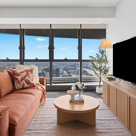Ryeva With Free Parking, Pool, Sauna, Gym & River Views Apartment *
