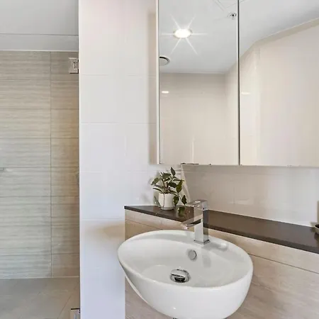 Ryeva With Free Parking, Pool, Sauna, Gym & River Views Apartment