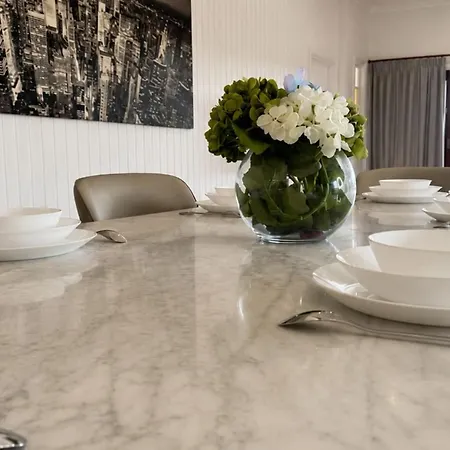 Holiday home 6 Beds Stylish Home In Coorparoo, 10 Mins To Cbd Brisbane