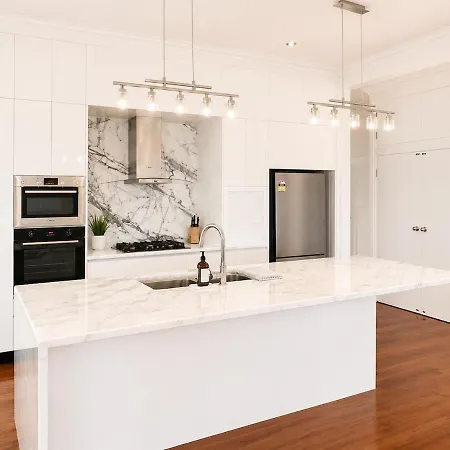 6 Beds Stylish Home In Coorparoo, 10 Mins To Cbd *