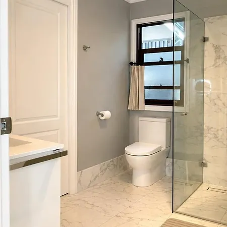 Holiday home 6 Beds Stylish Home In Coorparoo, 10 Mins To Cbd Brisbane