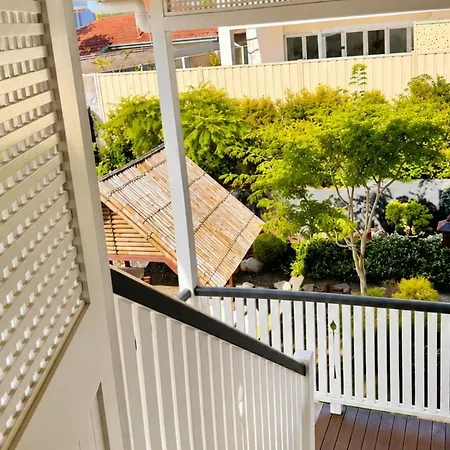 Holiday home 6 Beds Stylish Home In Coorparoo, 10 Mins To Cbd