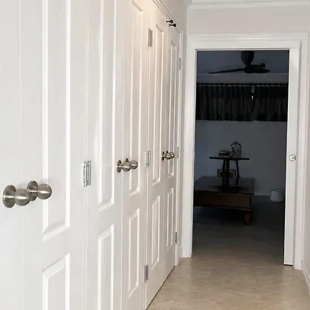 Holiday home 6 Beds Stylish Home In Coorparoo, 10 Mins To Cbd