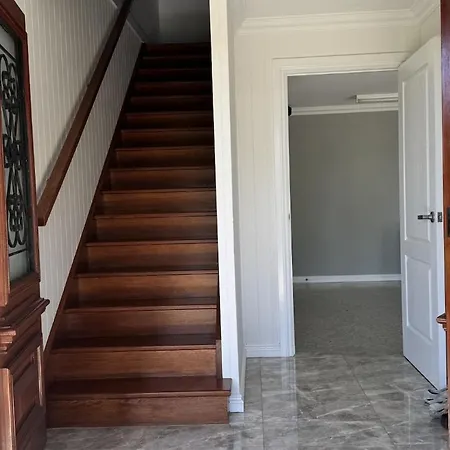 Holiday home 6 Beds Stylish Home In Coorparoo, 10 Mins To Cbd *