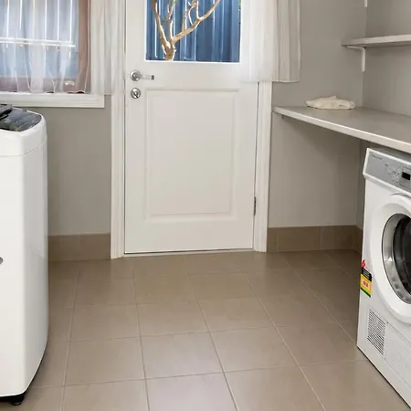 6 Beds Stylish Home In Coorparoo, 10 Mins To Cbd Holiday home *
