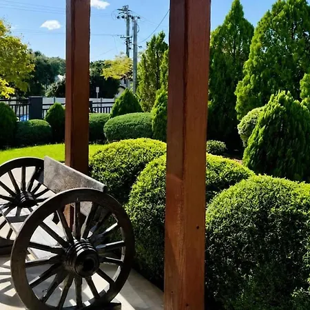 6 Beds Stylish Home In Coorparoo, 10 Mins To Cbd
