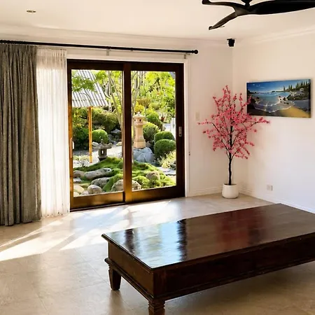 6 Beds Stylish Home In Coorparoo, 10 Mins To Cbd Holiday home