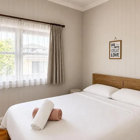 Holiday home 6 Beds Stylish Home In Coorparoo, 10 Mins To Cbd