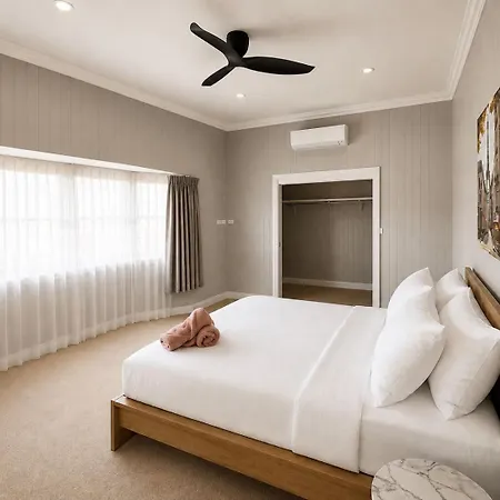 6 Beds Stylish Home In Coorparoo, 10 Mins To Cbd Holiday home Brisbane