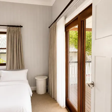 Holiday home 6 Beds Stylish Home In Coorparoo, 10 Mins To Cbd