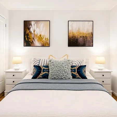 Modern Holland Park Unit With Easy Access Apartment