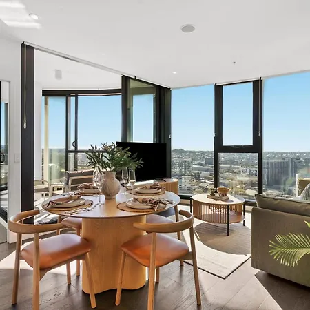 Apartment Rooftop Infinity Pool Heated Pool, Gym, Free Parking & *