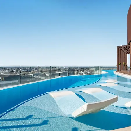 Apartment Rooftop Infinity Pool Heated Pool, Gym, Free Parking & *