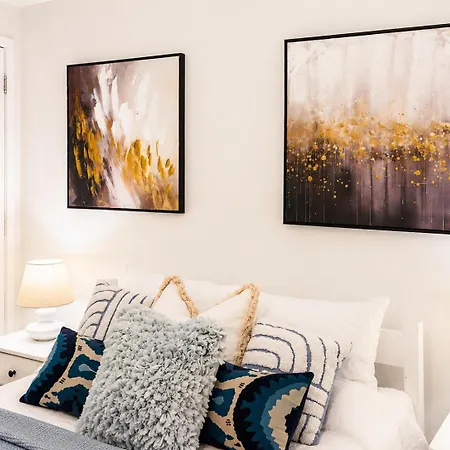 Modern Holland Park Unit With Easy Access Apartment *