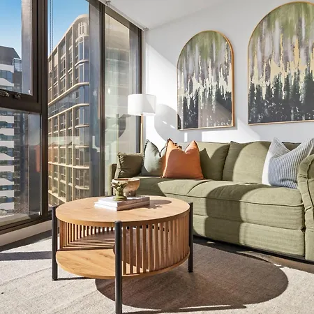 Apartment Rooftop Infinity Pool Heated Pool, Gym, Free Parking & *