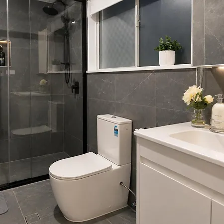 Modern Holland Park Unit With Easy Access Apartment *