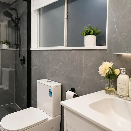 Modern Holland Park Unit With Easy Access *
