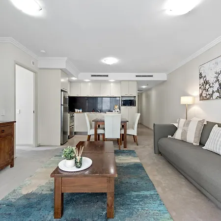 Stylish Cbd With Pool, Sauna, Gym & Bathtub Apartment