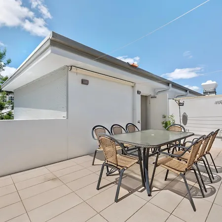 Two-level 3br With Rooftop Balcony & 2 Car Parks Apartment Brisbane