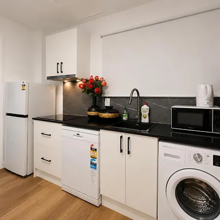 Modern Holland Park Unit With Easy Access Apartment Brisbane