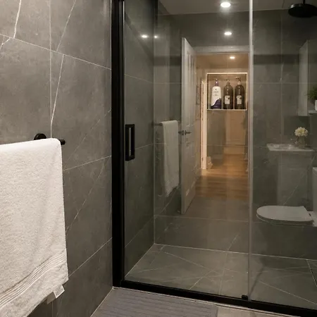 Modern Holland Park Unit With Easy Access