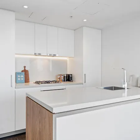 Rooftop Infinity Pool Heated Pool, Gym, Free Parking & *