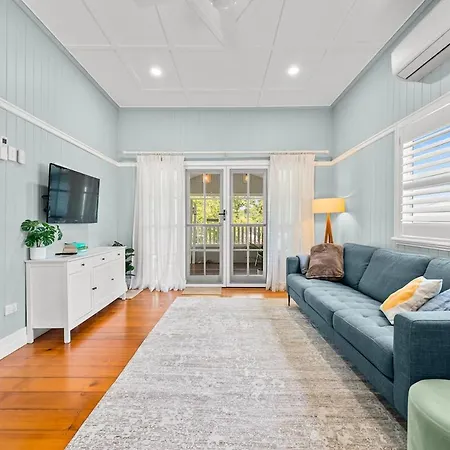 Holiday home Restored Queenslander Cottage-private Pool&garden *