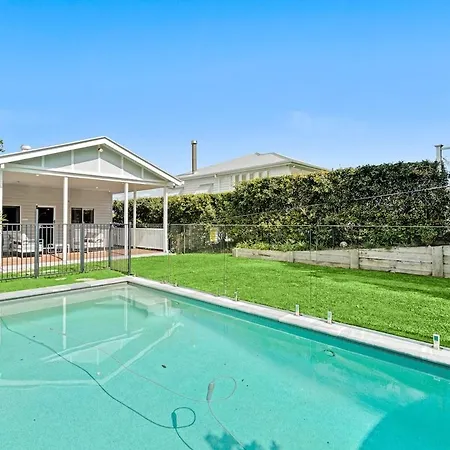 Restored Queenslander Cottage-private Pool&garden Brisbane