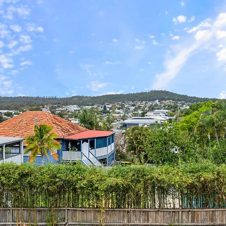 Elegant 4-bedroom Upper-level In Camp Hill Brisbane