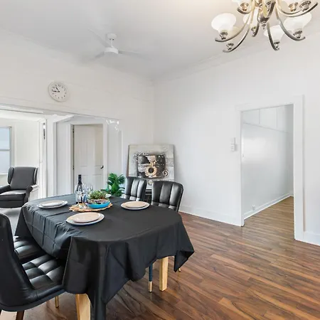 Elegant 4-bedroom Upper-level In Camp Hill Holiday home Brisbane