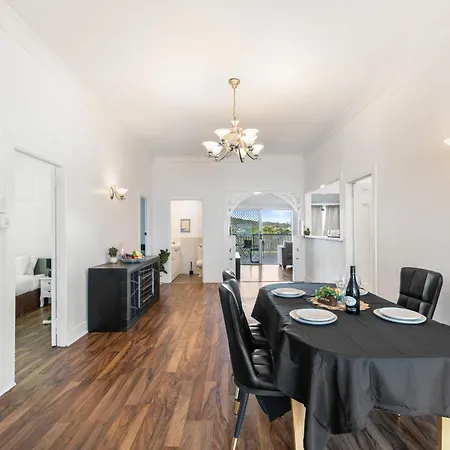 Elegant 4-bedroom Upper-level In Camp Hill