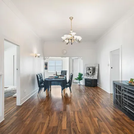 Elegant 4-bedroom Upper-level In Camp Hill Brisbane