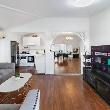 Holiday home Elegant 4-bedroom Upper-level In Camp Hill *