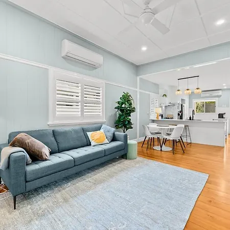 Restored Queenslander Cottage-private Pool&garden Brisbane