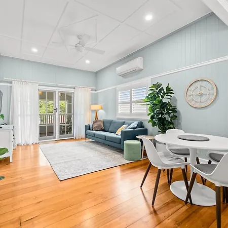 Restored Queenslander Cottage-private Pool&garden Holiday home