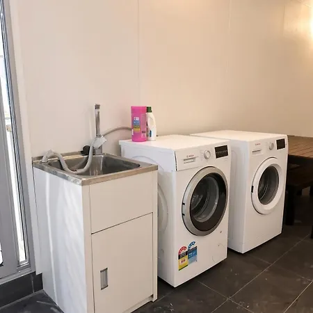 Self-contained Unit In Highgate Hill *