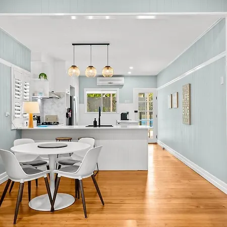 Restored Queenslander Cottage-private Pool&garden Brisbane