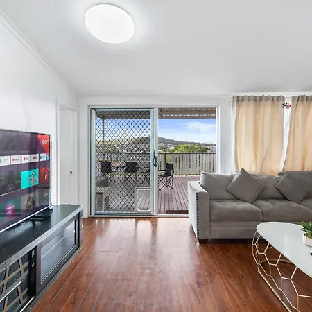 Elegant 4-bedroom Upper-level In Camp Hill Holiday home Brisbane